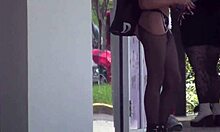Claire Blacks erotiske exhibitionistiske kæreste viser sit undertøj frem og bliver kneppet offentligt