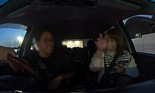 Japonska amaterka z velikimi prsmi dobi faco v avtu