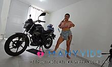 Remaja Brazil Lauren Latina mendapat pantat besarnya doggystyle di motosikalnya di Colombia
