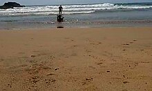 Una vera coppia si abbandona alla nudità pubblica sulla spiaggia
