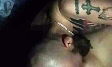 Mulher tatuada se submete ao marido em vídeo quente