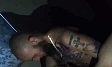 Soția tatuată se supune soțului ei într-un videoclip fierbinte