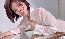 Lepa azijska punca je raztrgana in mokra v softkorskem necenzuriranem videu