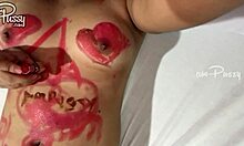 Азиатска красавица използва червило за боядисване на тялото си