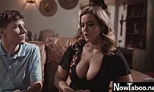 Natasha Nice, prsnatá brunetka, je zvedená mladým susedom v tabu porno filme na nowtaboo net