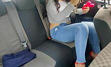 Seorang wanita berpayudara besar memakai kasut tumit merah menggunakan alat penggetar untuk menggembirakan dirinya di dalam teksi