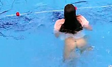 Mlada amaterka Katy Soroka razkazuje svoje dlakavo telo pod vodo