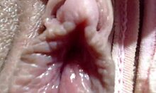 Ekstrem nærbilde av en jentes klitoris med amatør camgirl