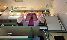 Una bruna di 18 anni mostra le sue calze al lavoro per divertirsi