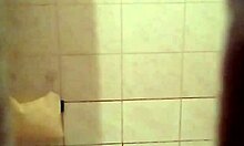 Een zelfgemaakte video van een vrouw die zich wast