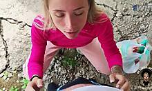 Garota loira faz um boquete extremo em um vídeo caseiro ao ar livre