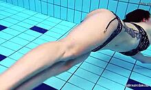 Adolescenta amatoare Katrin se dezbracă sub apă într-un videoclip de casă